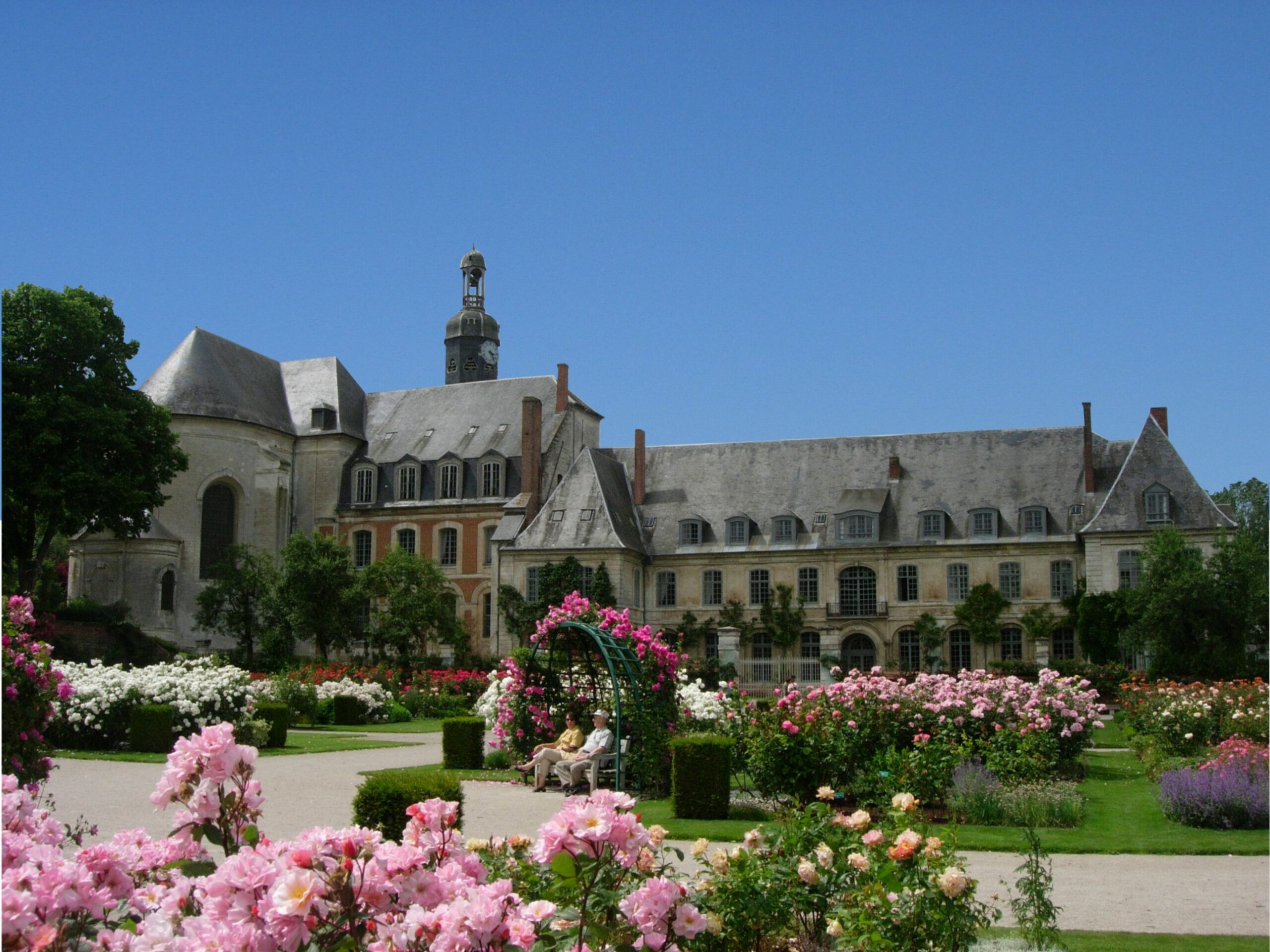 Façade de l'abbaye avec vu sur les jardin